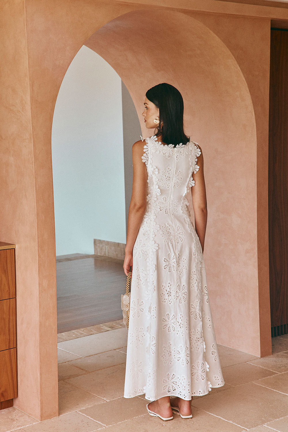 NOMI™ | Abito Maxi Ricamato – Bianco Romantico per l’Estate e le Cerimonie