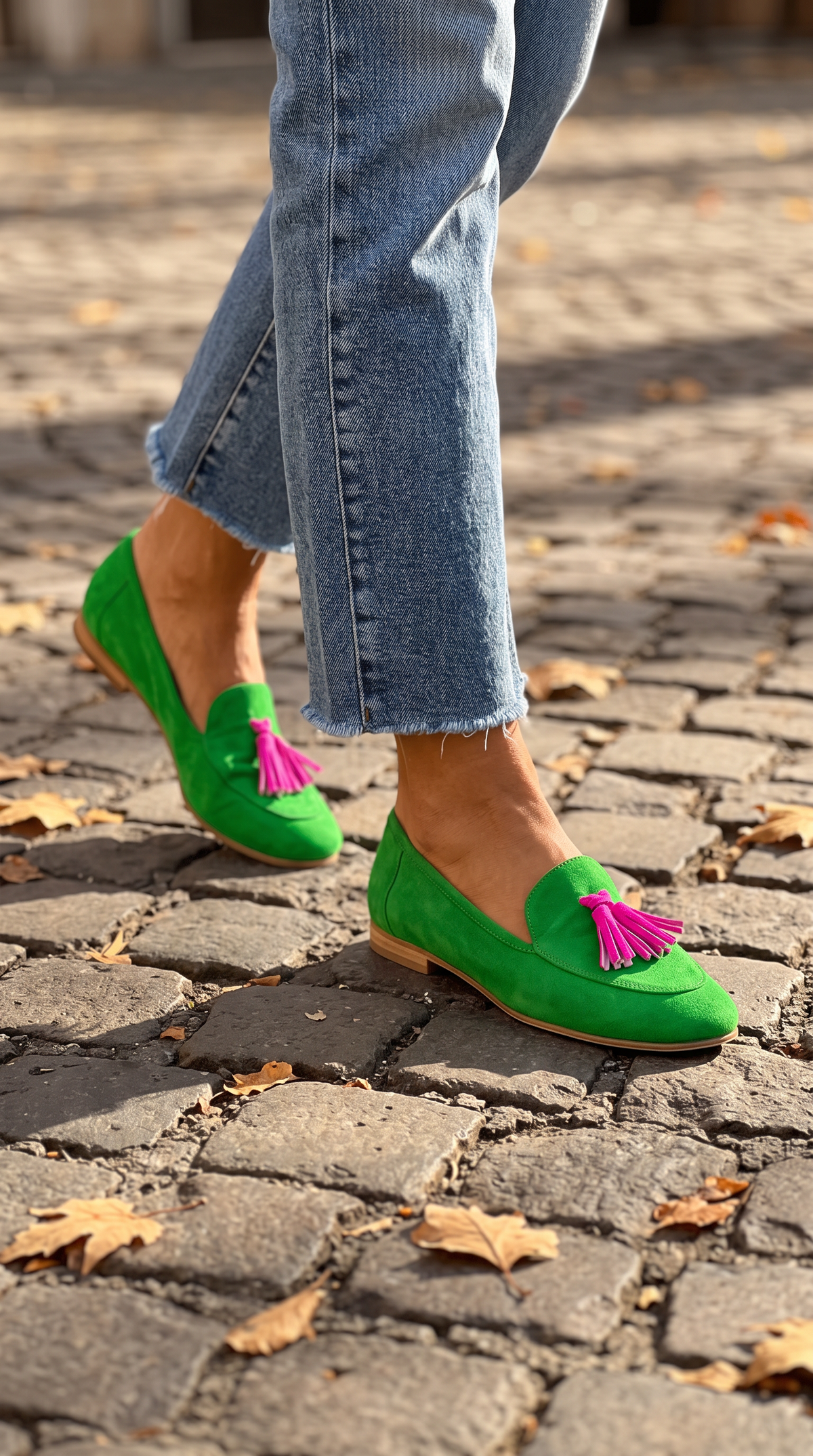Mocassino con nappine verde e rosa indossato