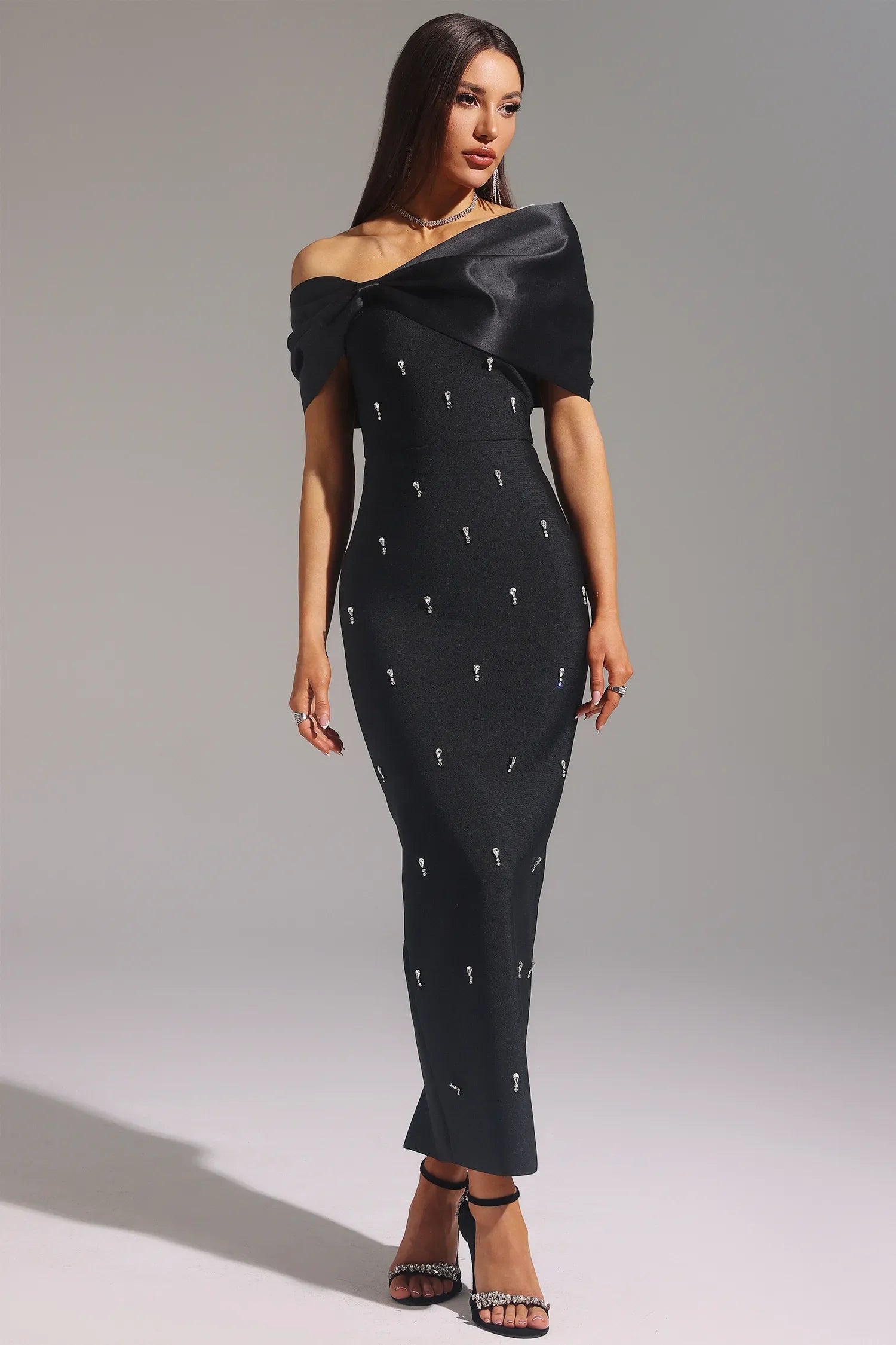 NOMI™ | Abito Lungo Bandage con Diamanti e Fiocco