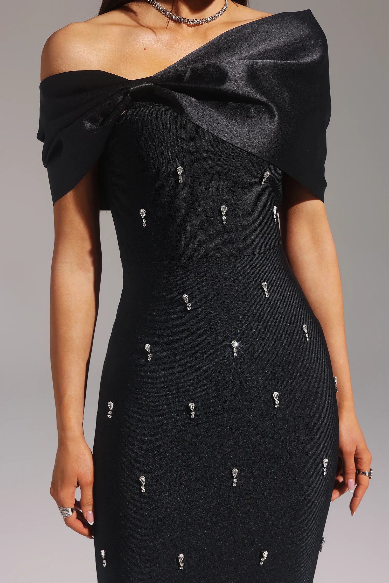 NOMI™ | Abito Lungo Bandage con Diamanti e Fiocco