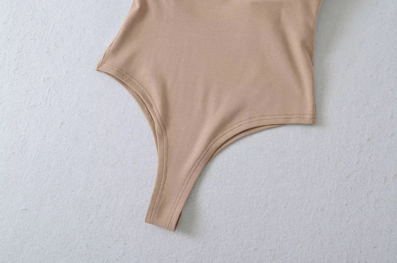 NOMI™ | Body con spalline sottili e rifiniture in pizzo