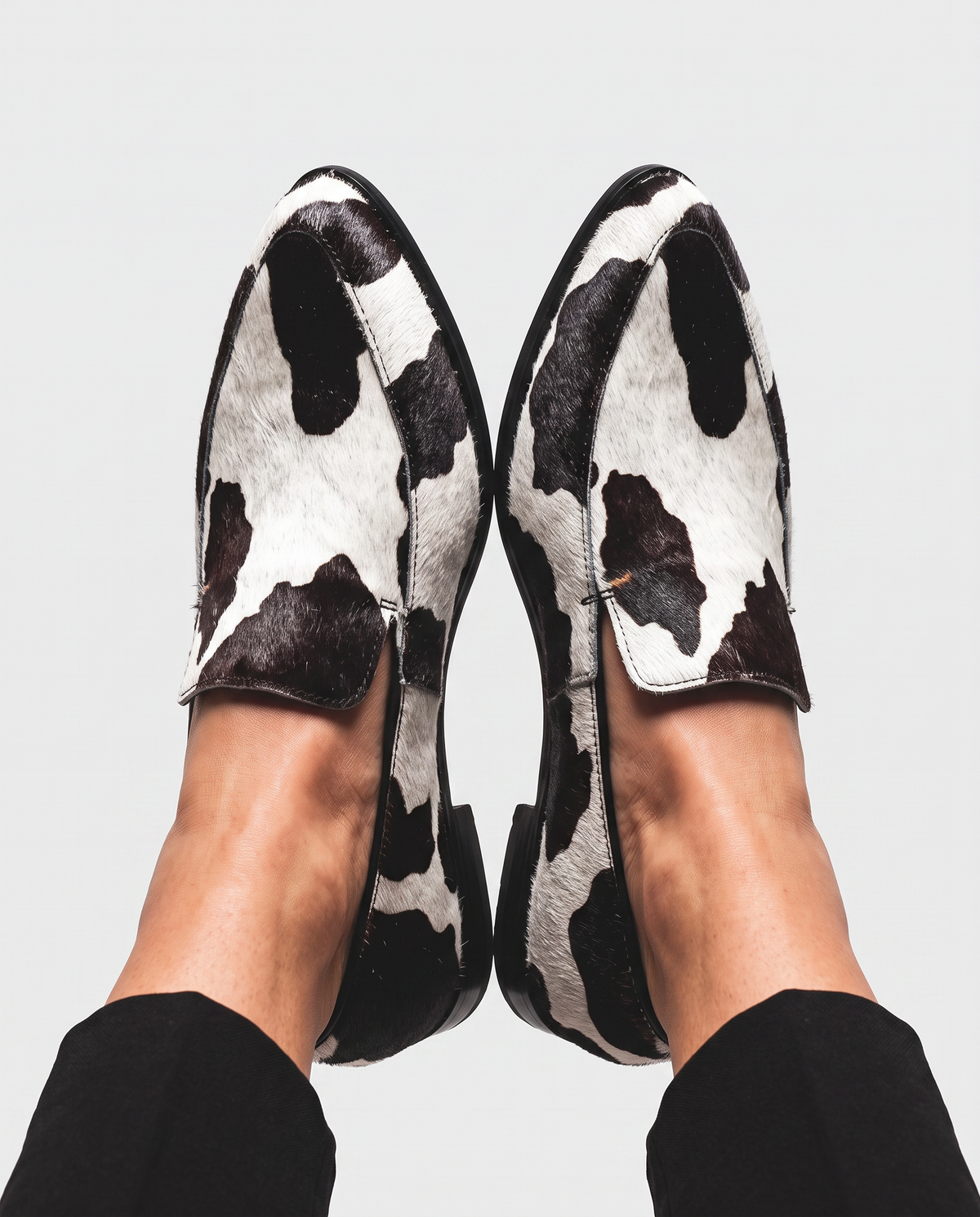 NOMI™ | Mocassino a Punta con Suola Rossa — Stampa Mucca
