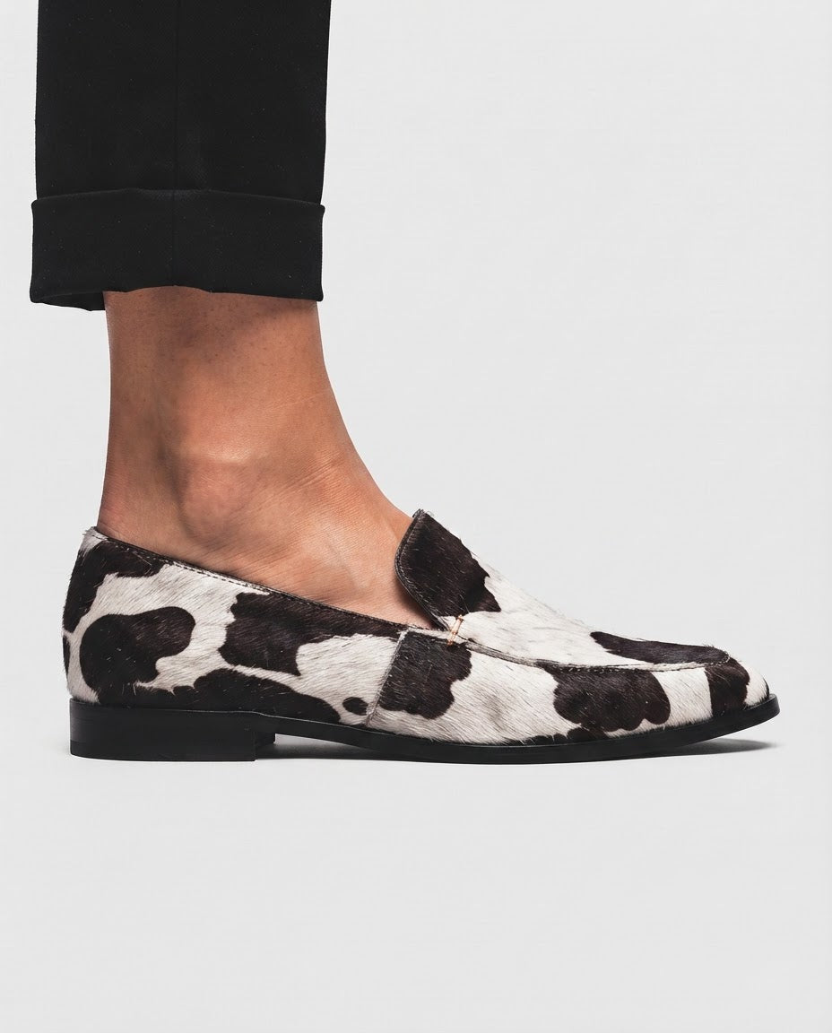NOMI™ | Mocassino a Punta con Suola Rossa — Stampa Mucca