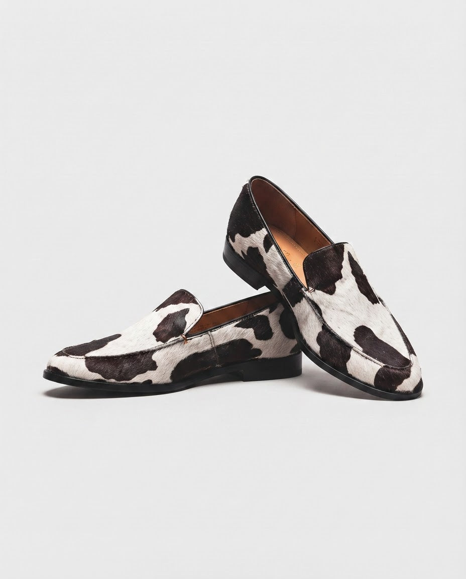 NOMI™ | Mocassino a Punta con Suola Rossa — Stampa Mucca