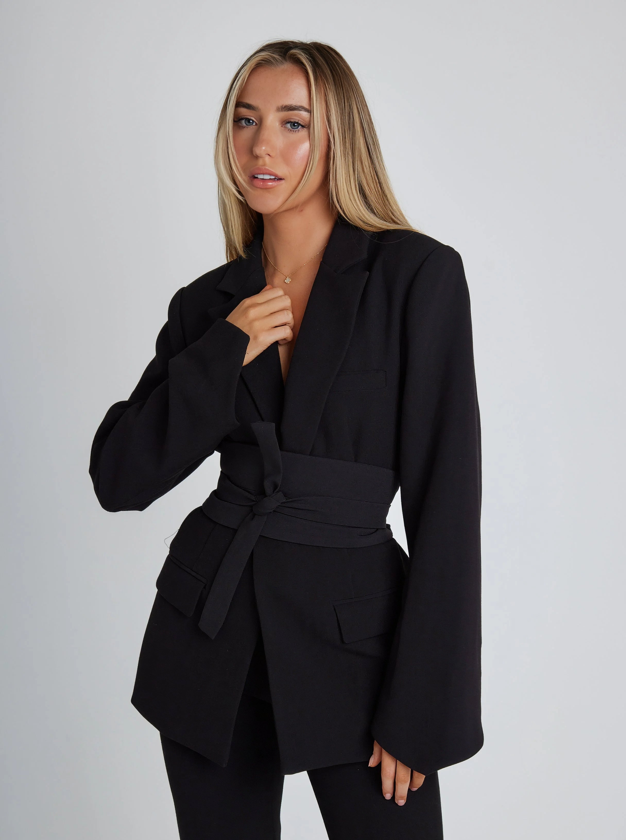 NOMI™ | Blazer con cintura