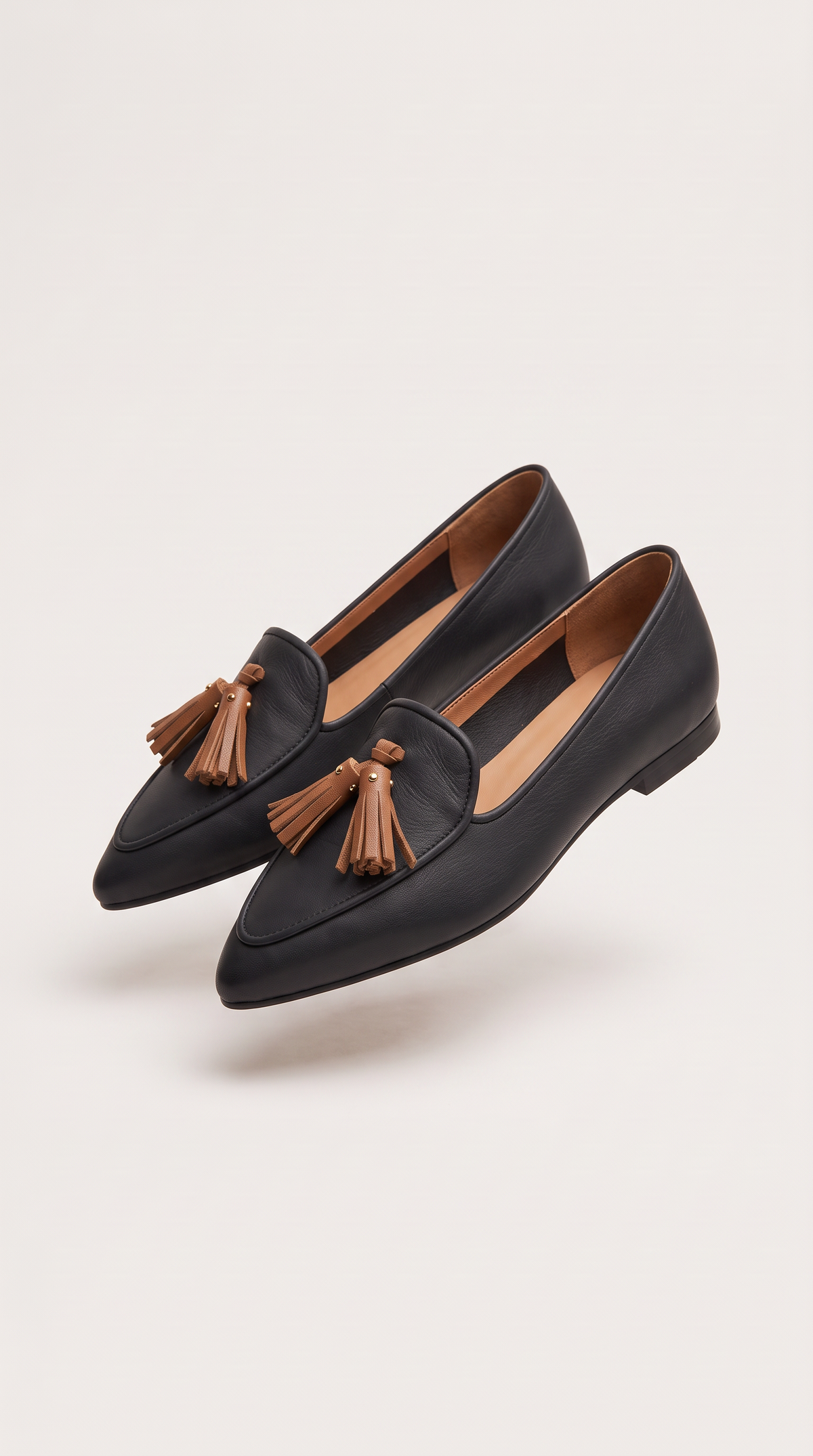 NOMI™ Mocassino a Punta con Nappine — Nero