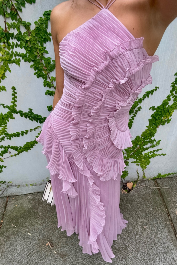 NOMI™ | Abito Plissé – Linea Scultorea ed Eleganza in Lilla