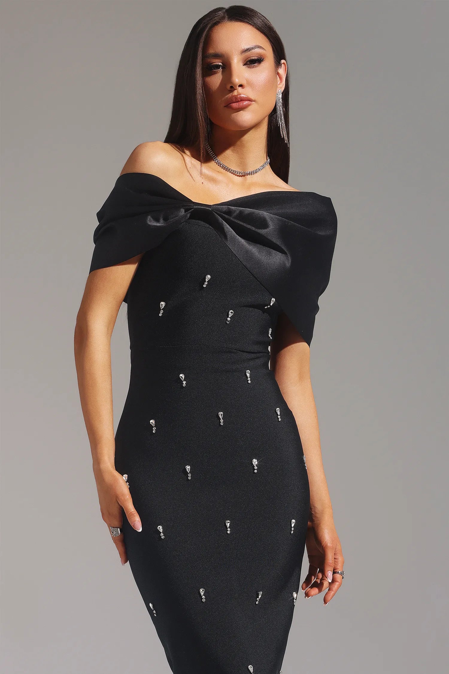 NOMI™ | Abito Lungo Bandage con Diamanti e Fiocco