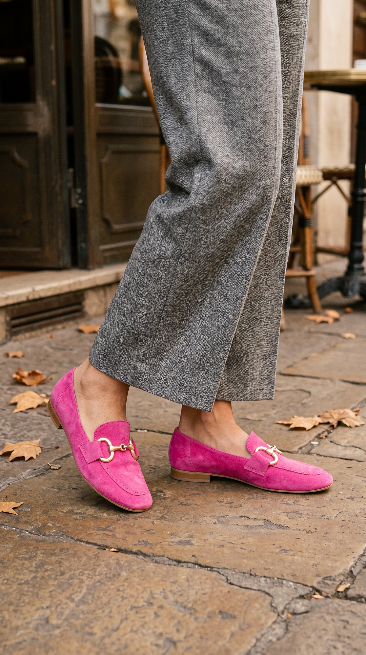 Mocassino rosa con morsetto dorato indossato