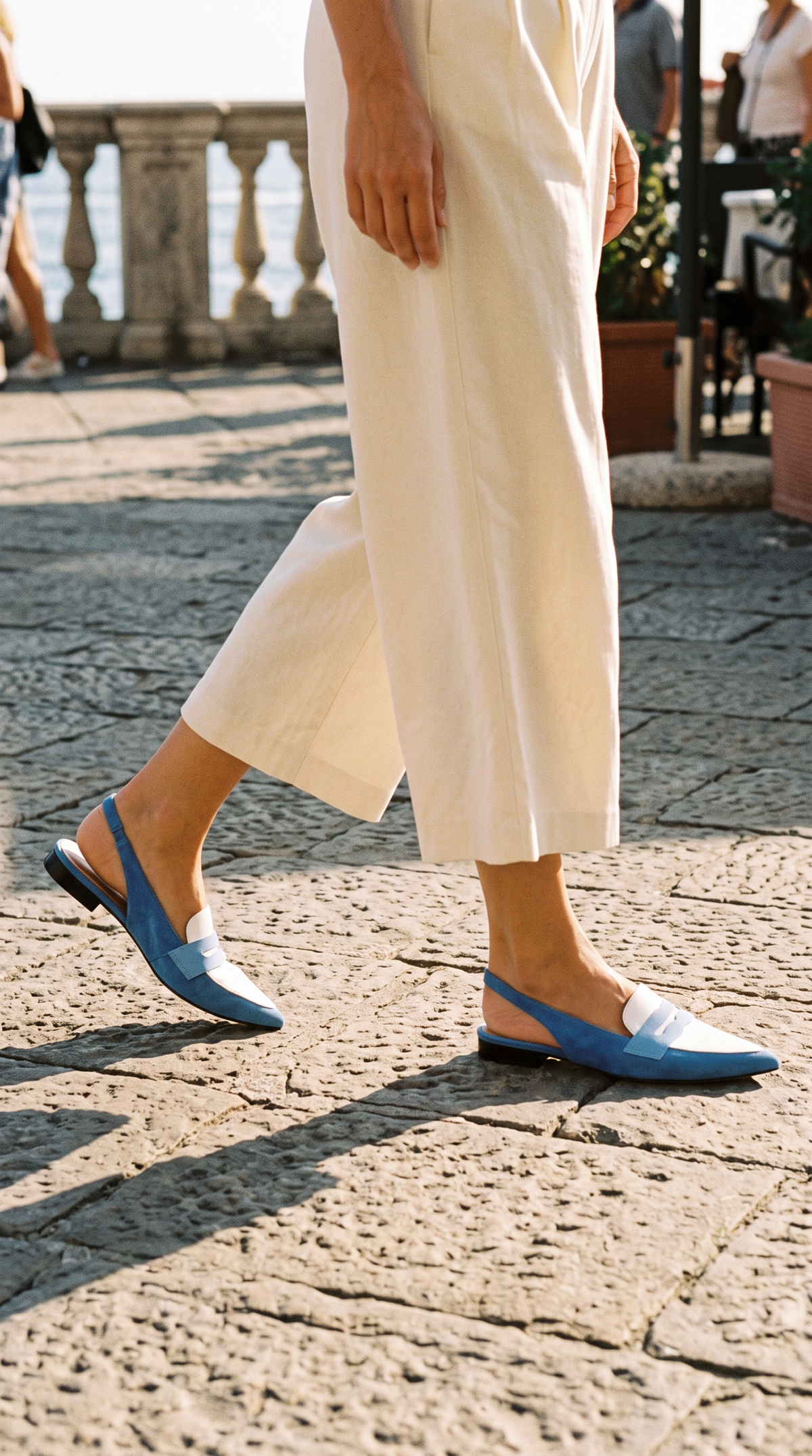 Slingback a punta blu e bianco indossata