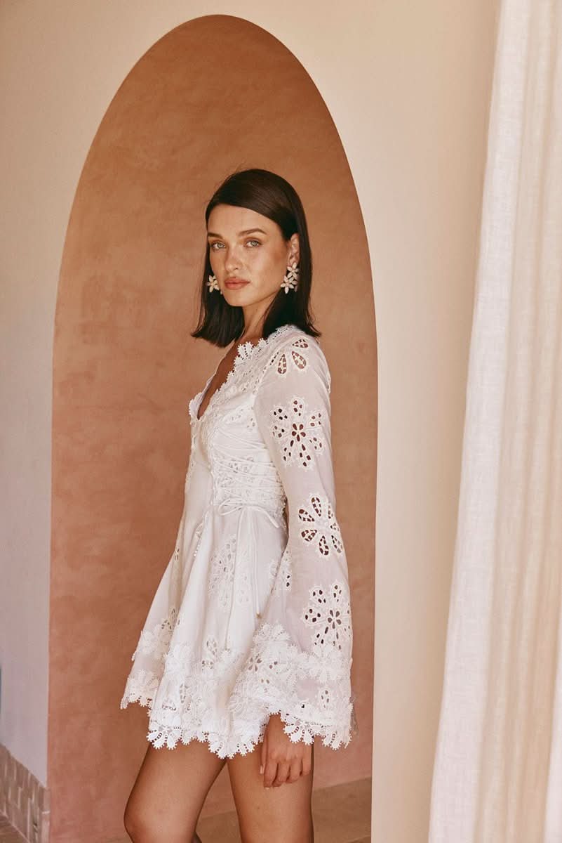 NOMI™ | Abito Mini Bianco Puro con Ricami Romantici - Nomi