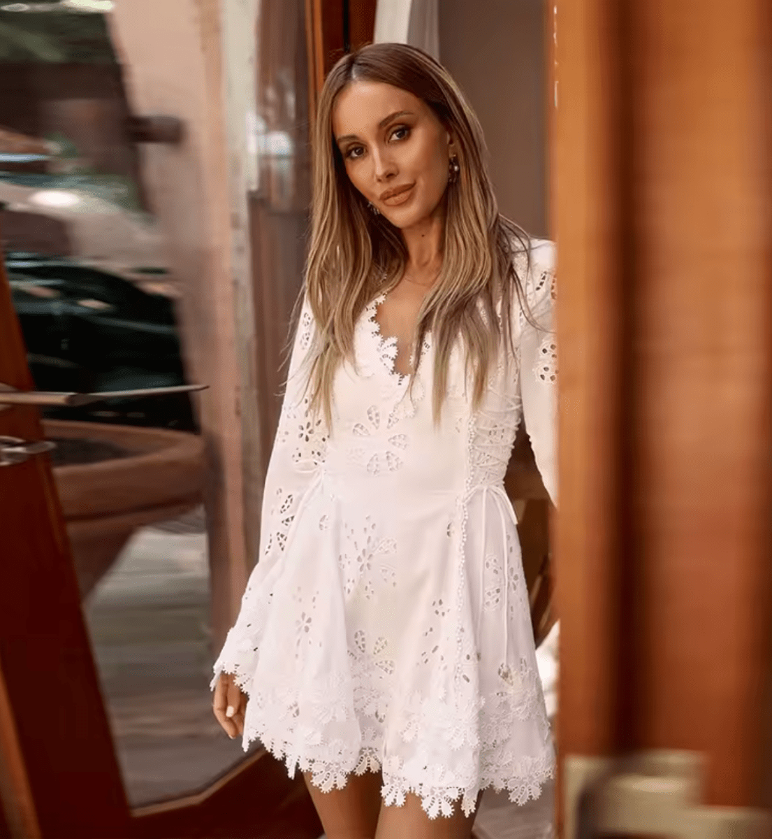 NOMI™ | Abito Mini Bianco Puro con Ricami Romantici - Nomi